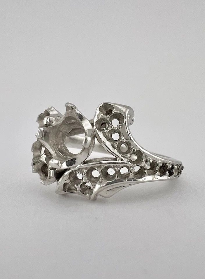 ANTIQUE DECO PLATINUM SEMI MOUNT DIAMOND CLUSTER RING MOUNTING 6.7G: ANTIQUE DECO PLATINUM SEMI MOUNT DIAMOND CLUSTER RING MOUNTING 6.7G Antique Deco Platinum Semi Mount Diamond Cluster Ring Mounting 6.7g Ring is a Engagement Cluster Ring Mounting With No Stone's Can F