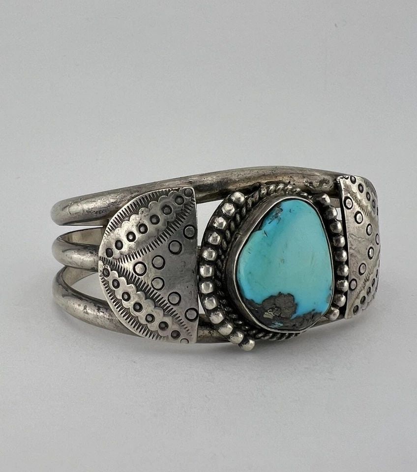 VTG NAVAJO STERLING SILVER MORENCI TURQUOISE STAMPED WIDE CUFF BRACELET 75.5G: VTG NAVAJO STERLING SILVER MORENCI TURQUOISE STAMPED WIDE CUFF BRACELET 75.5G Vtg Navajo Sterling Silver Morenci Turquoise Stamped Wide Cuff Bracelet 75.5g Cuff is 6 1/8" tip to Tip and has an About 1