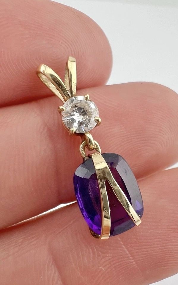 DESIGNER 14K YELLOW GOLD NATURAL .45CT APPROX. DIAMOND & AMETHYST DANGLE PENDANT: DESIGNER 14K YELLOW GOLD NATURAL .45CT APPROX. DIAMOND & AMETHYST DANGLE PENDANT Designer 14k Yellow Gold Natural .45ct Approx. Diamond & Amethyst Dangle Pendant Size: 1" Tall With Bail By 3/8" Wide A