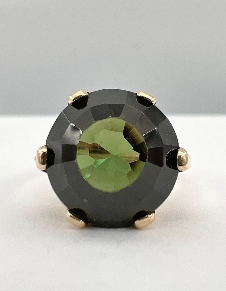 VTG 14K YELLOW GOLD FANCY FACETED ROUND CUT SYNTHETIC FOREST GREEN SPINEL RING: VTG 14K YELLOW GOLD FANCY FACETED ROUND CUT SYNTHETIC FOREST GREEN SPINEL RING Vtg 14K Yellow Gold Fancy Faceted Round Cut Synthetic Forest Green Spinel Ring Size: 6.5 - Can be Resized With Out Damage