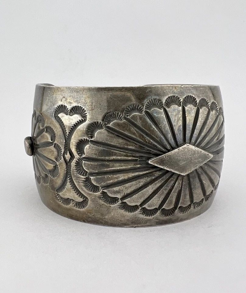VINTAGE NAVAJO STERLING SILVER HAND DEEP STAMPED 1.5" WIDE CUFF BRACELET 98.1G (1 of 2)