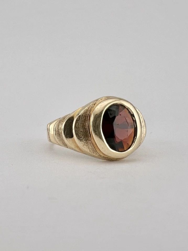 VINTAGE 10K YELLOW GOLD NATURAL GARNET OVAL MEN'S RING (1 of 2)