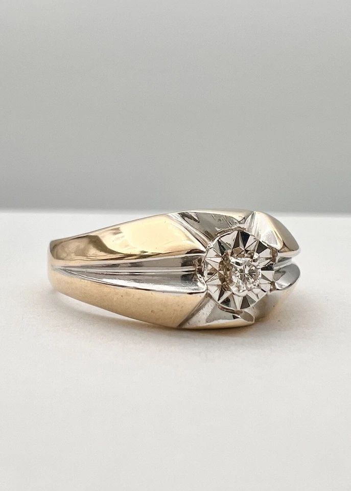 VINTAGE RETRO 10K YELLOW GOLD ROUND DIAMOND SOLITAIRE MEN’S RING - 5.8G: VINTAGE RETRO 10K YELLOW GOLD ROUND DIAMOND SOLITAIRE MEN’S RING - 5.8G Vintage Retro 10k Yellow Gold Round Diamond Solitaire Men’s Ring - 5.8g Ring Size: 10.5 - Can Be Resized Total Weight is 5.8