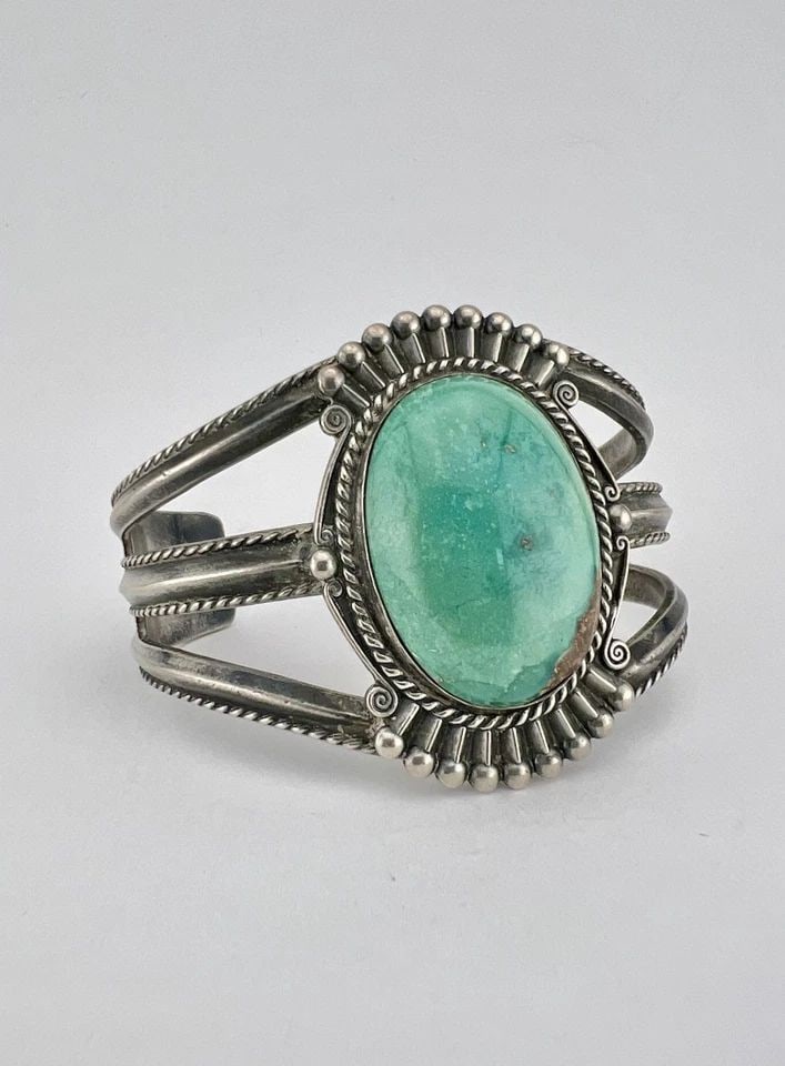 VTG SILVER ARROW NAVAJO STERLING SILVER ROYSTON TURQUOISE WIDE CUFF BRACELET 70G: VTG SILVER ARROW NAVAJO STERLING SILVER ROYSTON TURQUOISE WIDE CUFF BRACELET 70G Vtg SILVER ARROW Navajo Sterling Silver Royston Turquoise Wide Cuff Bracelet 70g Cuff is 5 1/2" tip to Tip and has a 1 