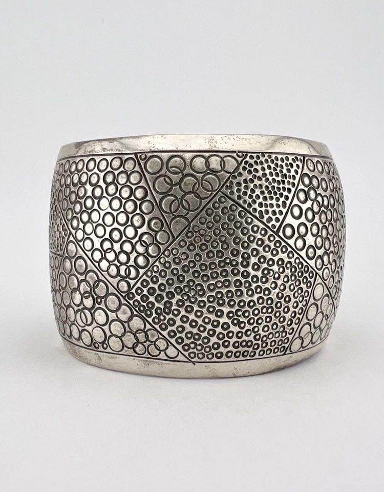 MASSIVE VTG NAVAJO STERLING SILVER DEEP STAMPED 1.75" WIDE CUFF BRACELET 88.3G: MASSIVE VTG NAVAJO STERLING SILVER DEEP STAMPED 1.75" WIDE CUFF BRACELET 88.3G Massive Vtg Navajo Sterling Silver Deep Stamped 1.75" WIDE Cuff Bracelet 88.3g Cuff is 5 1/4" Tip to Tip and has a 1 1/2"