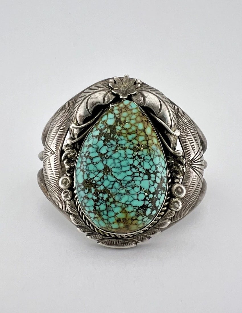 VINTAGE NAVAJO STERLING SILVER SPIDERWEB TURQUOISE STAMPED CUFF BRACELET 54.5G: Vintage Navajo Sterling Silver Spiderweb Turquoise Stamped Cuff Bracelet 54.5g Cuff is 5 1/4" tip to Tip and has a 1 1/8" Wide Adjustable Gap Cuff Is 2" Wide In the Center Weight is 54.5 Grams on my s
