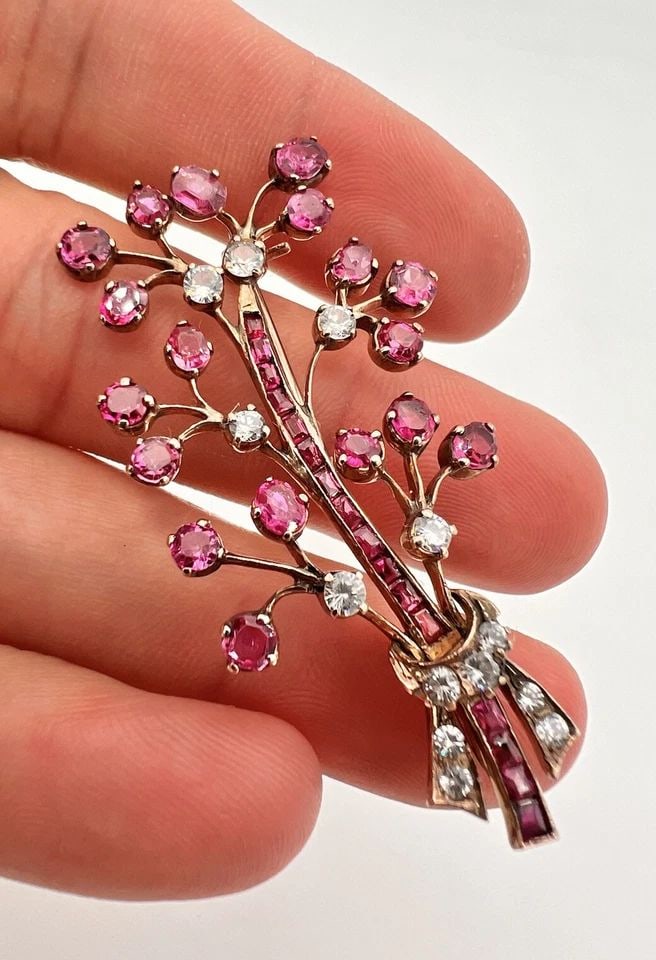 VICTORIAN 9K ROSE GOLD PINK & WHITE PASTE GEMSTONES FLOWER BOUQUET PIN BROOCH: VICTORIAN 9K ROSE GOLD PINK & WHITE PASTE GEMSTONES FLOWER BOUQUET PIN BROOCH Victorian 9k Rose Gold Pink & White Paste Gemstones Flower Bouquet Pin Brooch Size: 2 1/8" Tall & 1 1/8" Wide Metal: 9k Ro