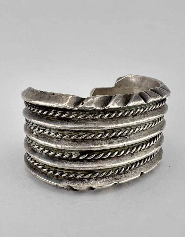 EARLY VTG NAVAJO STERLING SILVER INGOT CARINATED TWIST WIDE CUFF BRACELET 120G: EARLY VTG NAVAJO STERLING SILVER INGOT CARINATED TWIST WIDE CUFF BRACELET 120G Early Vtg Navajo Sterling Silver Ingot Carinated Twist Wide Cuff Bracelet 120g Cuff is 4 1/2" tip to Tip and has a 1 1/8"