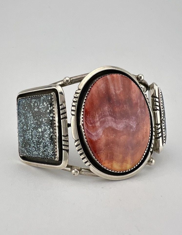 NAVAJO STERLING SILVER LANDER BLUE TURQUOISE & SPINY OYSTER CUFF BRACELET 74.3G: NAVAJO STERLING SILVER LANDER BLUE TURQUOISE & SPINY OYSTER CUFF BRACELET 74.3G Vtg Navajo Sterling Silver Lander Blue Turquoise Spiny Oyster Cuff Bracelet 74.3g Cuff is 5 3/4" tip to Tip and has a 1 
