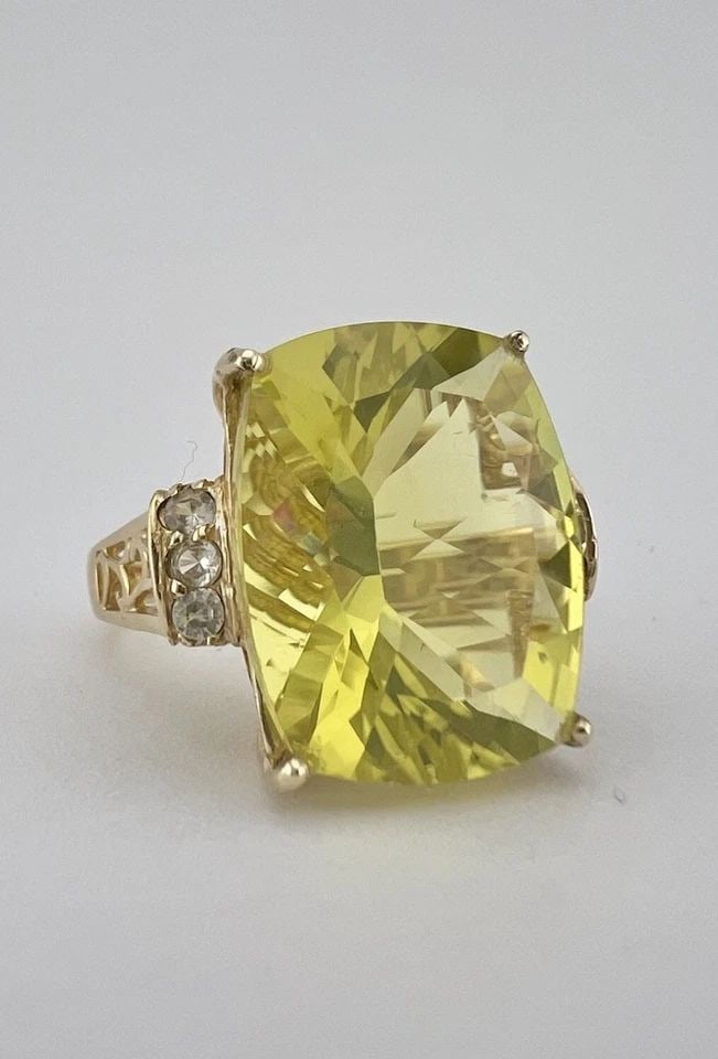 DESIGNER 10K YELLOW GOLD FANCY CUT LARGE GREEN PERIDOT FILIGREE RING 7.1G: DESIGNER 10K YELLOW GOLD FANCY CUT LARGE GREEN PERIDOT FILIGREE RING 7.1G Designer 10k Yellow Gold Fancy Cut Large Green Peridot Filigree Ring 7.1g Ring Size: 7.25 - Can Be Resized Metal: 10k Yellow G