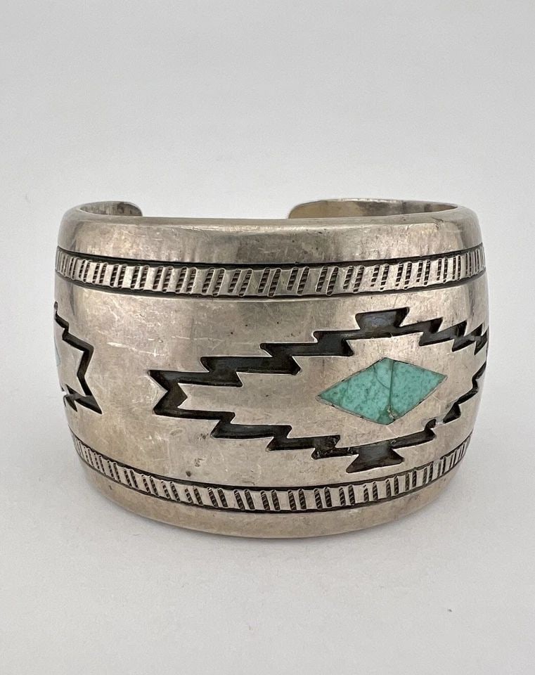 VINTAGE HOPI STERLING SILVER & TURQUOISE OVERLAY 1.5" WIDE CUFF BRACELET 113G: VINTAGE HOPI STERLING SILVER & TURQUOISE OVERLAY 1.5" WIDE CUFF BRACELET 113G Vintage Hopi Sterling Silver & Turquoise Overlay 1.5" Wide Cuff Bracelet 113g Cuff is 5 1/4" tip to Tip and has a 1 1/8" S