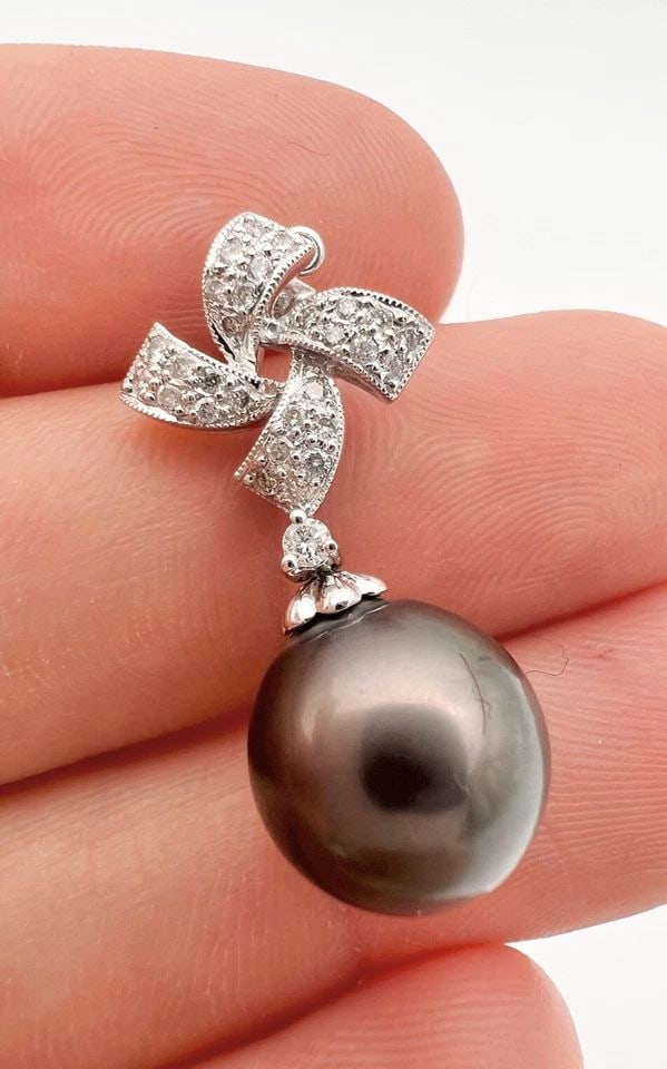 DESIGNER 18K WHITE GOLD NATURAL 11MM TAHITIAN PEARL & DIAMOND FLOWER PENDANT: DESIGNER 18K WHITE GOLD NATURAL 11MM TAHITIAN PEARL & DIAMOND FLOWER PENDANT Designer 18k White Gold Natural 11mm Tahitian Pearl & Diamond Flower Pendant Size: 1 1/4" Tall With Bail by Over 1/2" Wide 
