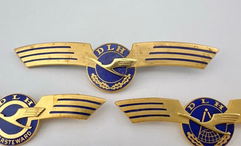 9) RARE DLH (DEUTSCHE LUFTHANSA) ENTIRE FLIGHT CREW WING GERMAN AIRLINE WINGS: 9) RARE DLH (DEUTSCHE LUFTHANSA) ENTIRE FLIGHT CREW WING GERMAN AIRLINE WINGS 9) RARE DLH (Deutsche Lufthansa) Entire Flight Crew Wing German Airline Pin's Captain Wings: 4 1/8" Wide By 1" Wide In the