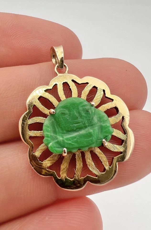 VINTAGE TY LEE 14K YELLOW GOLD & NATURAL CARVED BUDDHA APPLE JADE PENDANT: VINTAGE TY LEE 14K YELLOW GOLD & NATURAL CARVED BUDDHA APPLE JADE PENDANT Vintage TY LEE 14k Yellow Gold & Natural Carved Buddha Apple Jade Pendant Size: About 1 1/4" Tall By 7/8" Wide Metal: 14k Yell