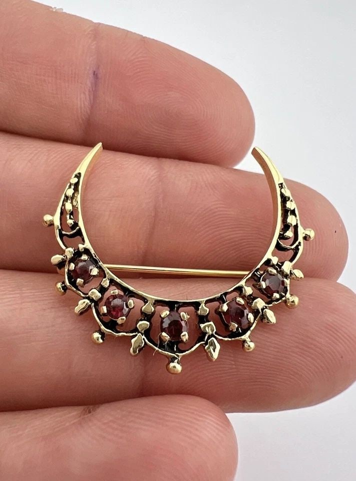 ANTIQUE VICTORIAN 14K YELLOW GOLD GARNET CRESCENT MOON PIN BROOCH 4G: ANTIQUE VICTORIAN 14K YELLOW GOLD GARNET CRESCENT MOON PIN BROOCH 4G Antique Victorian 14k Yellow Gold Garnet Crescent Moon Pin Brooch 4g Size: 1 1/8" Tall & 1 1/4" Wide Metal: 14k Yellow & Green Gold