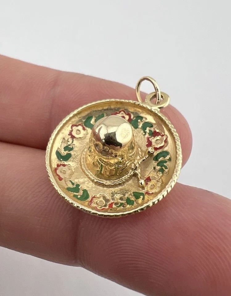 VINTAGE MEXICO 14K YELLOW GOLD RED GREEN ENAMEL CHARM SOMBRERO HATPENDANT 3.8G: VINTAGE MEXICO 14K YELLOW GOLD RED GREEN ENAMEL CHARM SOMBRERO HATPENDANT 3.8G Vintage Mexico 14k Yellow Gold Red & Green Enamel Charm Sombrero Hat Pendant 3.8g Size: 1 1/8" Tall With bail by7/8" Wide