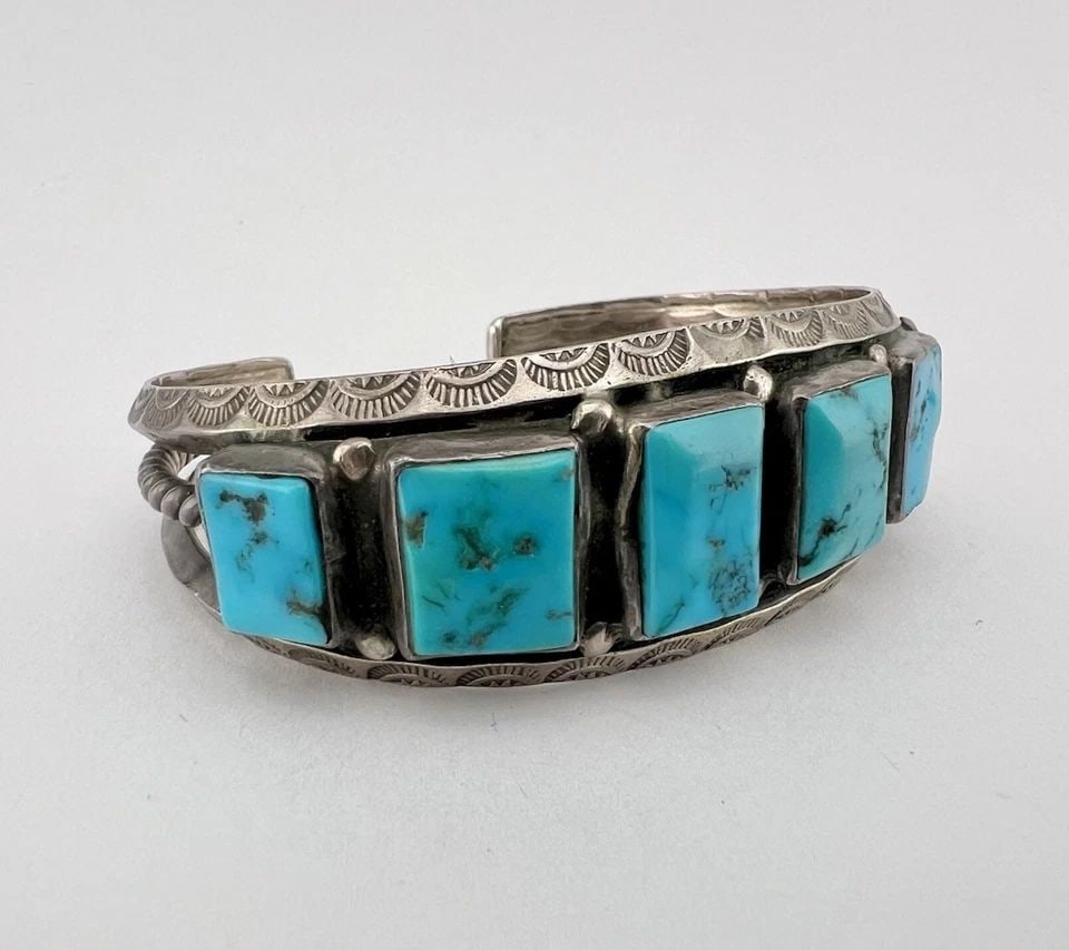 OLD 1940'S NAVAJO STERLING SILVER TURQUOISE STAMPED CARINATED CUFF BRACELET: OLD 1940'S NAVAJO STERLING SILVER TURQUOISE STAMPED CARINATED CUFF BRACELET Old 1940's Navajo Sterling Silver Turquoise Stamped Carinated Cuff Bracelet Cuff is Around 5 5/8" tip to Tip and has a 7/8" 