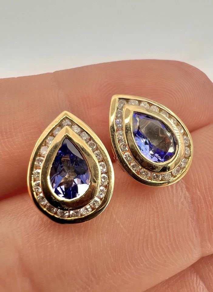 DESIGNER 14K YELLOW GOLD PEAR PURPLE TANZANITE? & DIAMOND POST STUD EARRINGS: Designer 14k Yellow Gold Pear Purple Tanzanite?& Diamond Post Stud EarringsSize: 13mm Tall by 10mm Wide Weight is 4.6 Grams on My Scale Metal: 14k Yellow Gold - Hallmarked And Tested Amazing not quite