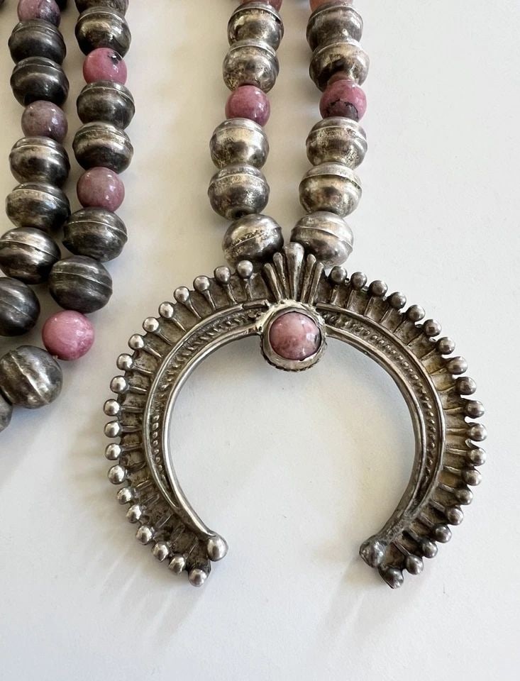 VG NAVAJO STERLING SILVER RHODOCHROSITE BENCH BEAD NAJA PENDANT NECKLACE 82.3G: Vg Navajo Sterling Silver Rhodochrosite Bench Bead Naja Pendant Necklace 82.3g SOLID STERLING SILVER SMOOTH DESIGN BENCH BEAD NECKLACE & Sandcast YEI Naja Pendant Necklace SIZE - 27.5" in Length - Cla
