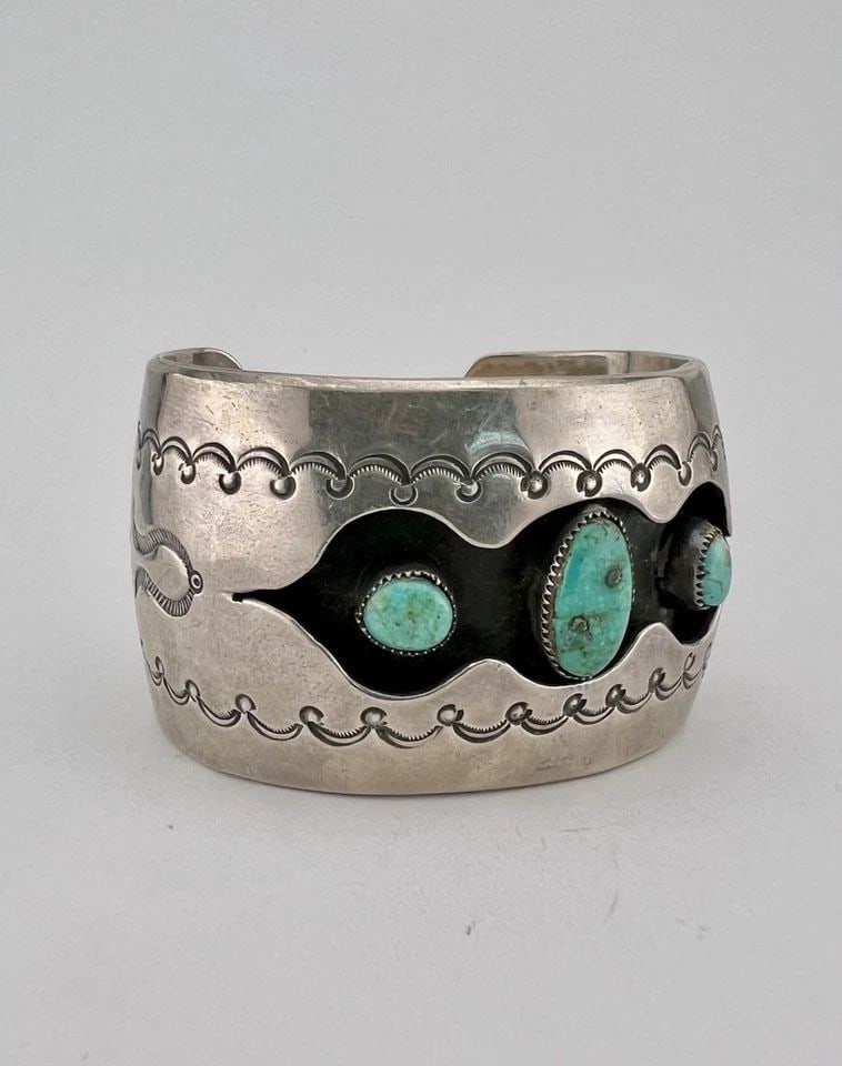 HUGE VTG NAVAJO STERLING SILVER TURQUOISE STAMPED SHADOWBOX CUFF BRACELET 83.4G: HUGE Vtg Navajo Sterling Silver Turquoise Stamped Shadowbox Cuff Bracelet 83.4g Cuff is 5 3/8" tip to Tip and has a 1" Wide Gap Cuff Is 1 1/2" Wide In the Center Weight is 83.4 Grams on my scale Test 