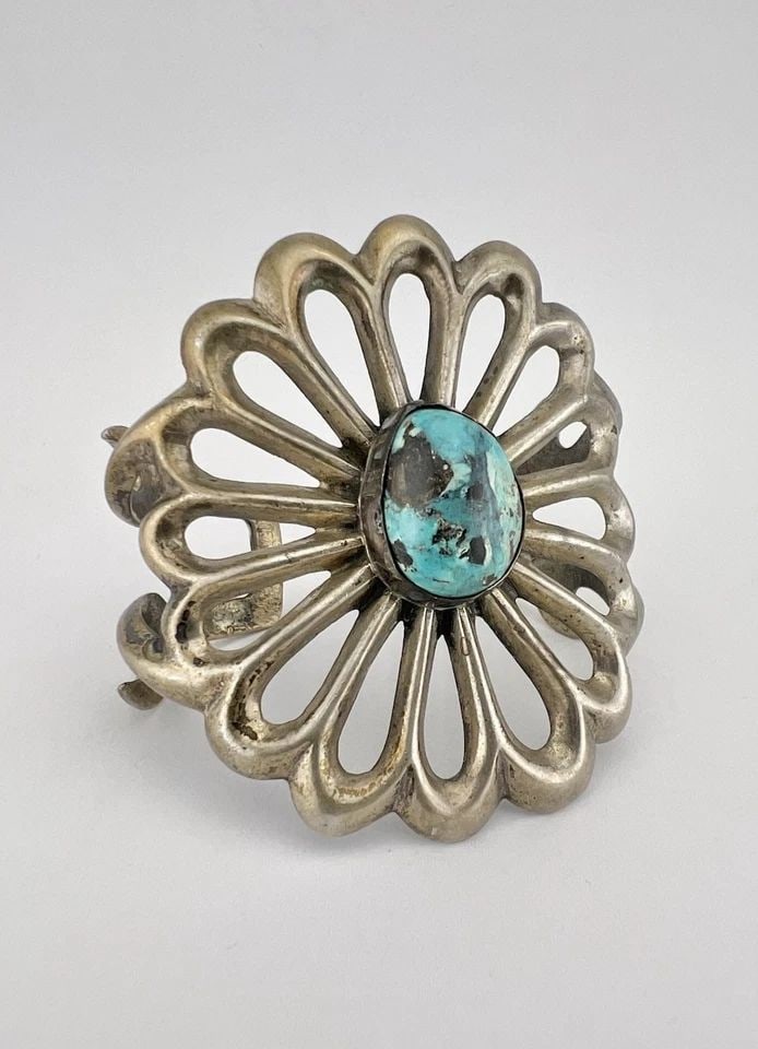 VINTAGE NAVAJO SANDCAST STERLING SILVER BLUE DIAMOND TURQUOISE CUFF BRACELET 84G: VINTAGE NAVAJO SANDCAST STERLING SILVER BLUE DIAMOND TURQUOISE CUFF BRACELET 84G Vintage Navajo Sandcast Sterling Silver Blue Diamond Turquoise Cuff Bracelet 84g Cuff is 5 5/8" tip to Tip and has a 7/