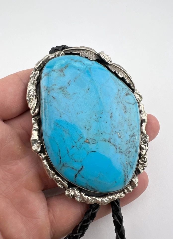 HUGE VTG NAVAJO STERLING SILVER KINGMAN TURQUOISE STAMPED BOLO TIE 3.5" - 110G: HUGE VTG NAVAJO STERLING SILVER KINGMAN TURQUOISE STAMPED BOLO TIE 3.5" - 110G HUGE Vtg Navajo Sterling Silver Kingman Turquoise Stamped Bolo Tie 3.5" - 110g Size: Around 3 1/2" Tall by 2 5/8" Wide We