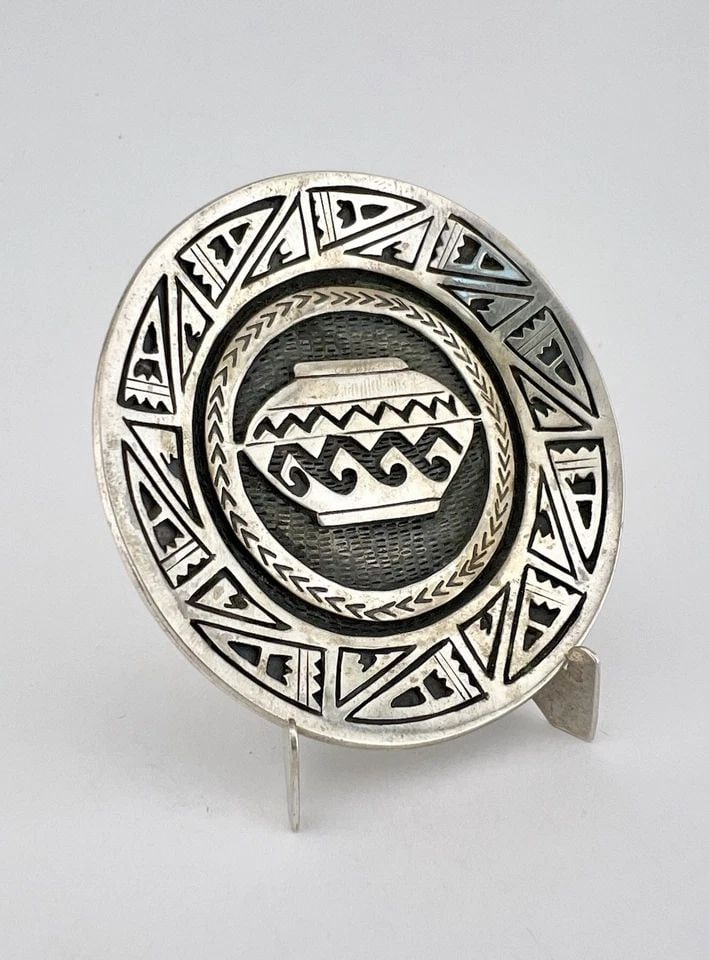 RARE VTG NAVAJO STERLING SILVER DETAILED PUEBLO POT OVERLAY 2 5/8" PLATE & STAND (1 of 2)