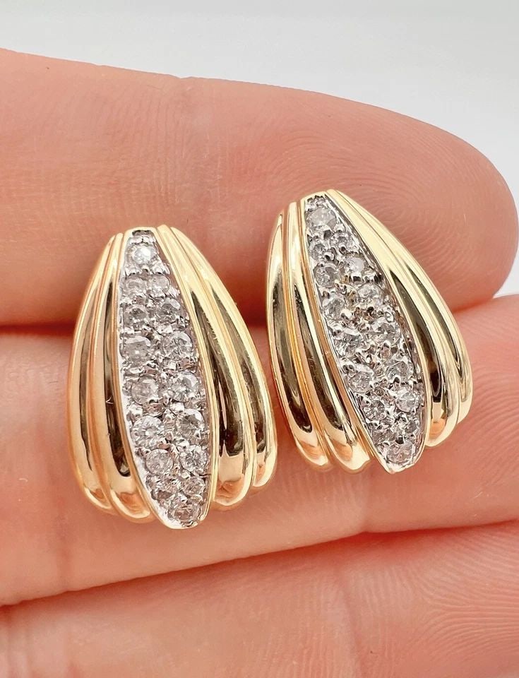 DESIGNER VINTAGE 14K YELLOW GOLD PAVE SET .65CT DIAMOND POST STUD EARRINGS: DESIGNER VINTAGE 14K YELLOW GOLD PAVE SET .65CT DIAMOND POST STUD EARRINGS Designer Vintage 14K Yellow Gold Pave Set .65ct Diamond Post Stud Earrings Size: 3/4" Tall & 1/2" Wide Metal: 14k Yellow Gold