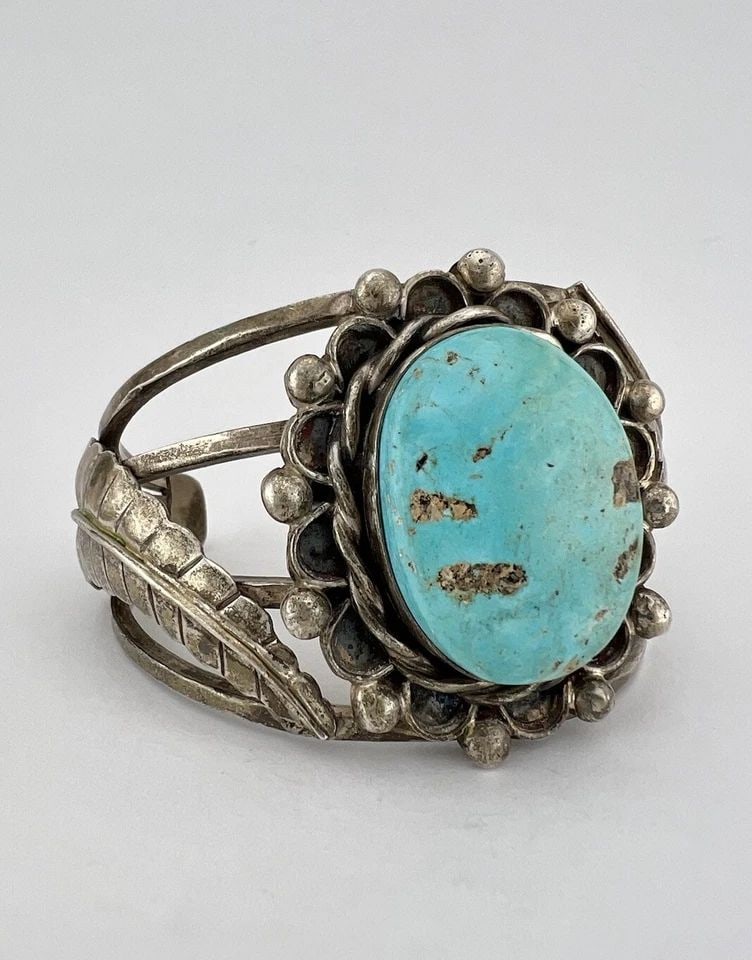 VTG NAVAJO STERLING SILVER NATURAL KINGMAN TURQUOISE STAMPED CUFF BRACELET 69.2G: VTG NAVAJO STERLING SILVER NATURAL KINGMAN TURQUOISE STAMPED CUFF BRACELET 69.2G Vtg Navajo Sterling Silver Natural Kingman Turquoise Stamped Cuff Bracelet 69.2g Cuff is 5 1/8" tip to Tip and has a 1 