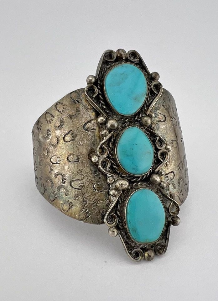VTG NAVAJO STERLING SILVER TURQUOISE STAMPED BEAR CLAW WIDE CUFF BRACELET 70G: VTG NAVAJO STERLING SILVER TURQUOISE STAMPED BEAR CLAW WIDE CUFF BRACELET 70G Vtg Navajo Sterling Silver Turquoise Stamped Bear Claw Wide Cuff Bracelet 70g Cuff is 5 3/8" tip to Tip and has an Over 1 