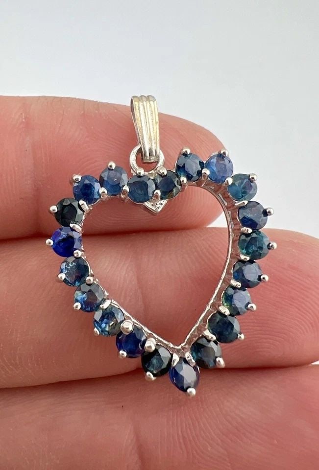 VINTAGE 14K WHITE GOLD 3.15CT NATURAL BLUE SAPPHIRE HEART LOVE DANGLE PENDANT: VINTAGE 14K WHITE GOLD 3.15CT NATURAL BLUE SAPPHIRE HEART LOVE DANGLE PENDANT Vintage 14K White Gold 3.15ct Natural Blue Sapphire Heart Love Dangle Pendant Size: 1 1/4" Tall With Bail & 1" Wide Weight