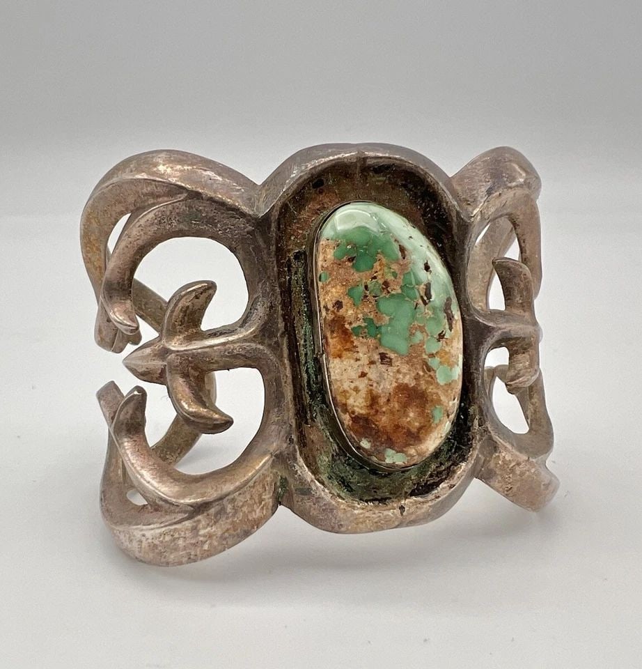 VINTAGE NAVAJO SANDCAST STERLING SILVER ROYSTON TURQUOISE CUFF BRACELET 99.6G: VINTAGE NAVAJO SANDCAST STERLING SILVER ROYSTON TURQUOISE CUFF BRACELET 99.6G Vintage Navajo Sandcast Sterling Silver Royston Turquoise Cuff Bracelet 99.6g Cuff is 5 1/4" tip to Tip and has a 1 3/8" A
