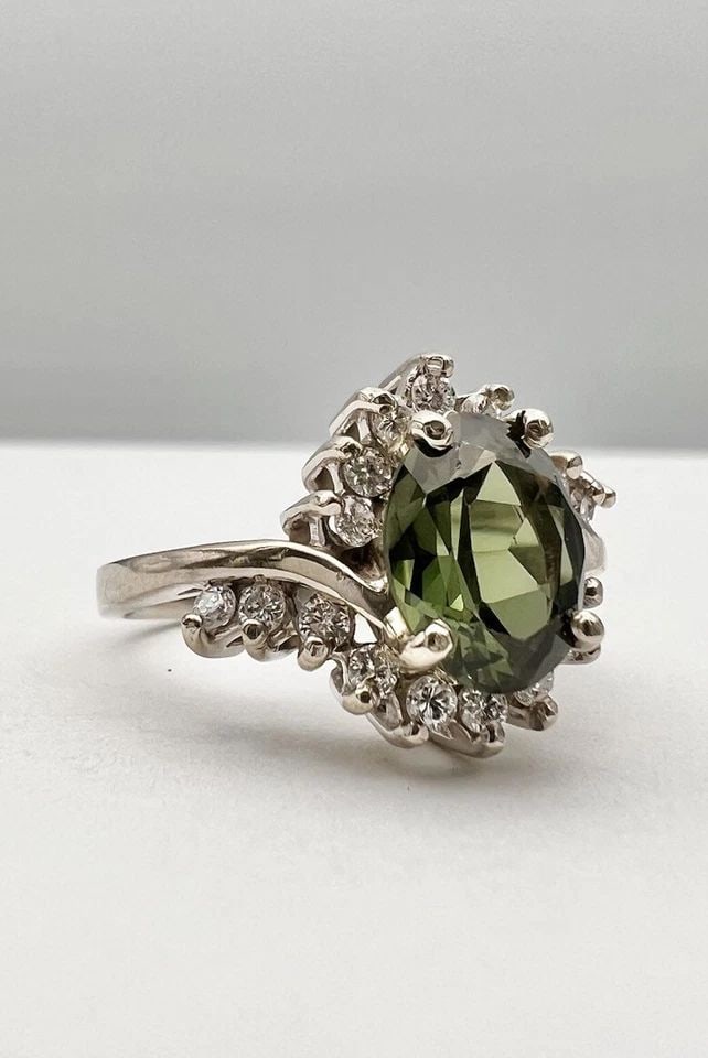 VTG 14K WHITE GOLD OVAL CUT SYNTHETIC COLOR CHANGE GREEN SPINEL & DIAMOND RING: VTG 14K WHITE GOLD OVAL CUT SYNTHETIC COLOR CHANGE GREEN SPINEL & DIAMOND RING Vtg 14K White Gold Oval Cut Synthetic Color Change Green Spinel & Diamond Ring Size: 6.75 - Can be Resized With Out Damag