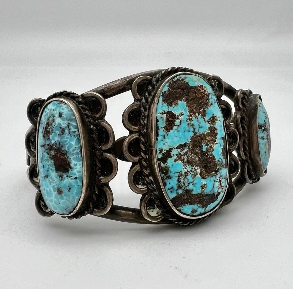 VTG NAVAJO STERLING SILVER & PILOT MOUNTAIN TURQUOISE TWIST CUFF BRACELET 71.8G: VTG NAVAJO STERLING SILVER & PILOT MOUNTAIN TURQUOISE TWIST CUFF BRACELET 71.8G Vtg Navajo Sterling Silver & Pilot Mountain Turquoise Twist Cuff Bracelet 71.8g Cuff is 5 1/4" tip to Tip and has a 1 1/