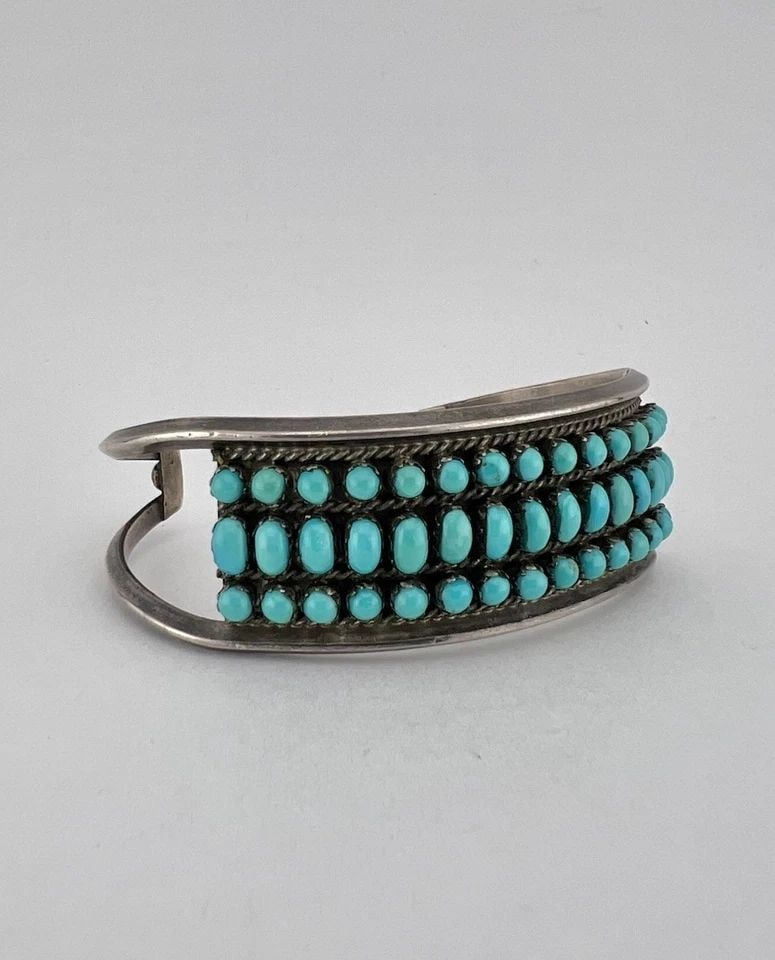 VTG GLENDA ERIACHO ZUNI STERLING SILVER TURQUOISE CLUSTER 3 ROW CUFF BRACELET: VTG GLENDA ERIACHO ZUNI STERLING SILVER TURQUOISE CLUSTER 3 ROW CUFF BRACELET Vtg GLENDA ERIACHO Zuni Sterling Silver Turquoise Cluster 3 Row Cuff Bracelet Cuff is a Tad Over 5 1/4" tip to Tip and has
