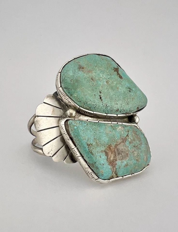 HUGE VTG NAVAJO STERLING SILVER KINGMAN TURQUOISE STAMPED CUFF BRACELET 56G: HUGE Vtg Navajo Sterling Silver Kingman Turquoise Stamped Cuff Bracelet 56g Cuff is 5 1/8" tip to Tip and has a 1 1/8" Wide Adjustable Gap Cuff Is 2 3/8" Wide In the Center Weight is 56.0 Grams on my 