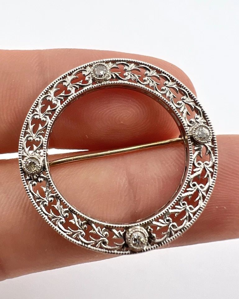 ANTIQUE ART DECO PLATINUM & VS OLD EURO CUT DIAMOND FILAGREE CIRCLE PIN BROOCH: ANTIQUE ART DECO PLATINUM & VS OLD EURO CUT DIAMOND FILAGREE CIRCLE PIN BROOCH ANTIQUE ART DECO PLATINUM & VS OLD EURO CUT DIAMOND FILAGREE CIRCLE PIN BROOCH Size: 1 1/8" Wide & Tall Weight is 4.8 Gra