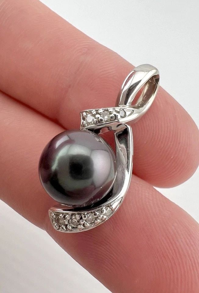 DESIGNER 14K WHITE GOLD NATURAL 10MM TAHITIAN PEARL & DIAMOND INFINITY PENDANT: DESIGNER 14K WHITE GOLD NATURAL 10MM TAHITIAN PEARL & DIAMOND INFINITY PENDANT Designer 14k White Gold Natural 10mm Tahitian Pearl & Diamond Infinity Pendant Size: 1 1/8" Tall With Bail by 1/2" Wide M