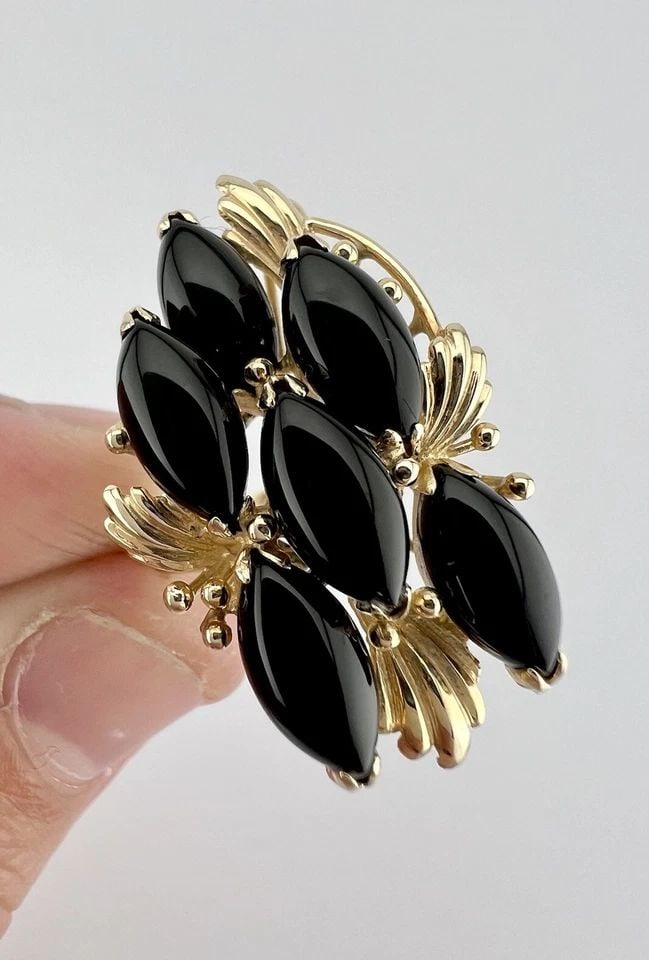 VINTAGE 14K YELLOW GOLD NATURAL CABOCHON MARQUISE BLACK ONYX FLORAL RING: VINTAGE 14K YELLOW GOLD NATURAL CABOCHON MARQUISE BLACK ONYX FLORAL RING Vintage 14k Yellow Gold Natural Cabochon Marquise Black Onyx Floral Ring Ring Size: 7.5 - Can Be Resized Metal: 14k Yellow Gold
