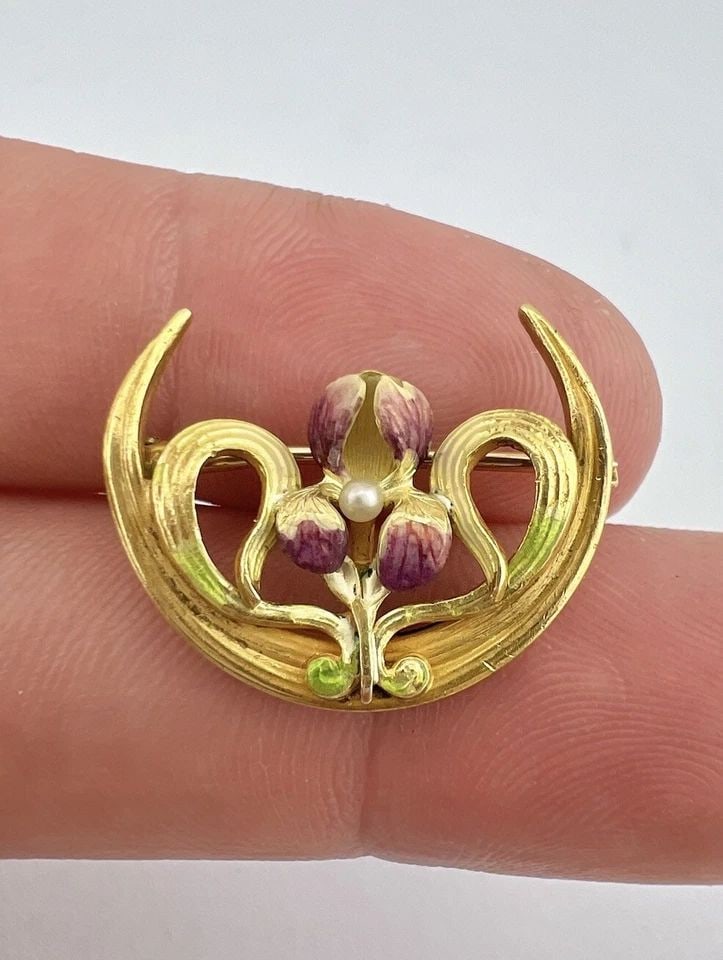 ART NOUVEAU 14K YELLOW GOLD ENAMEL ORCHID FLOWER SEED PEARL CRESCENT BROOCH PIN: ART NOUVEAU 14K YELLOW GOLD ENAMEL ORCHID FLOWER SEED PEARL CRESCENT BROOCH PIN Art Nouveau 14K Yellow Gold Enamel Orchid Flower & Seed Pearl Brooch Pin Size: 7/8" Wide By 3/4" Tall Metal: 14k Yellow 