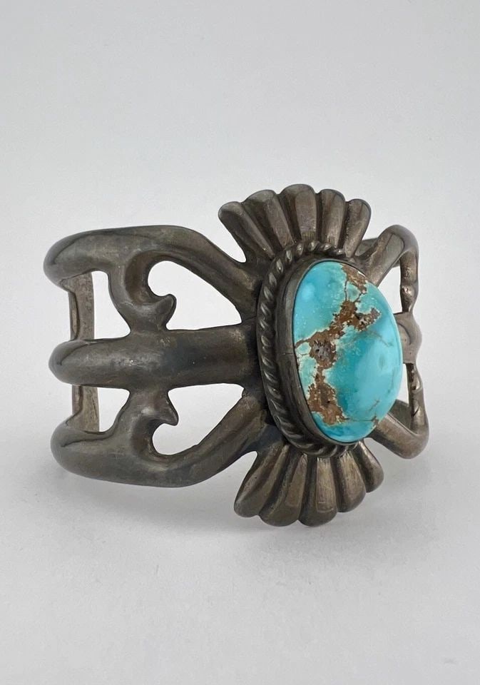 VTG NAVAJO SANDCAST STERLING SILVER HIGH GRADE FOX TURQUOISE CUFF BRACELET 66.3G: VTG NAVAJO SANDCAST STERLING SILVER HIGH GRADE FOX TURQUOISE CUFF BRACELET 66.3G Vtg Navajo Sandcast Sterling Silver High Grade Fox Turquoise Cuff Bracelet 66.3g Cuff is 4 1/2" tip to Tip and has a 1 