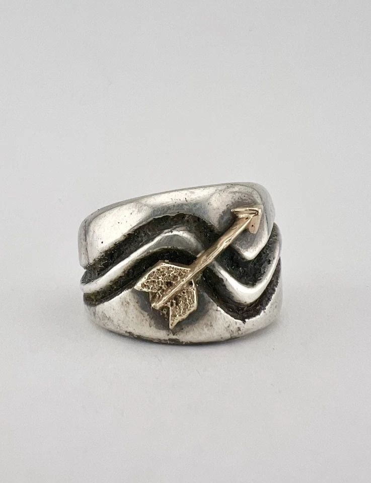 VTG AARON ANDERSON NAVAJO TUFA CAST STERLING SILVER & 14K GOLD ARROW MEN'S RING: VTG AARON ANDERSON NAVAJO TUFA CAST STERLING SILVER & 14K GOLD ARROW MEN'S RING HUGE Vtg AARON ANDERSON Navajo Tufa Cast Ingot Sterling Silver & 14k Gold Arrow Men's Ring 24.7g Ring Size: 11.25 - Can 