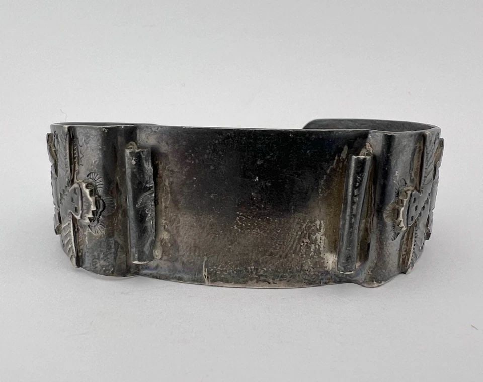 VTG FRED HARVEY ERA NAVAJO STERLING SILVER STAMPED KNIFEWING WATCH CUFF BRACELET: VTG FRED HARVEY ERA NAVAJO STERLING SILVER STAMPED KNIFEWING WATCH CUFF BRACELET Early Vtg Fred Harvey Era Navajo Sterling Silver Stamped Knifewing Watch Cuff Bracelet Cuff is 5 7/8" tip to Tip and ha