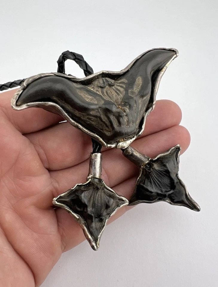 VTG ARTISAN STERLING SILVER WATER CALTROPS DEVIL PODS NUTS SCULPTURAL BOLO TIE (1 of 2)