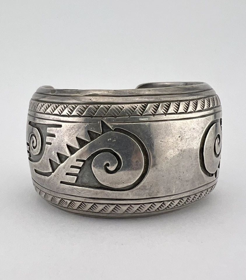 HERBERT CAYATINETO NAVAJO STERLING SILVER OVERLAY 1.5" WIDE CUFF BRACELET 77.5G: HERBERT CAYATINETO NAVAJO STERLING SILVER OVERLAY 1.5" WIDE CUFF BRACELET 77.5G Vtg HERBERT CAYATINETO Navajo Sterling Silver Overlay 1.5" Wide Cuff Bracelet 77.5g Cuff is 5 1/8" tip to Tip and has a 