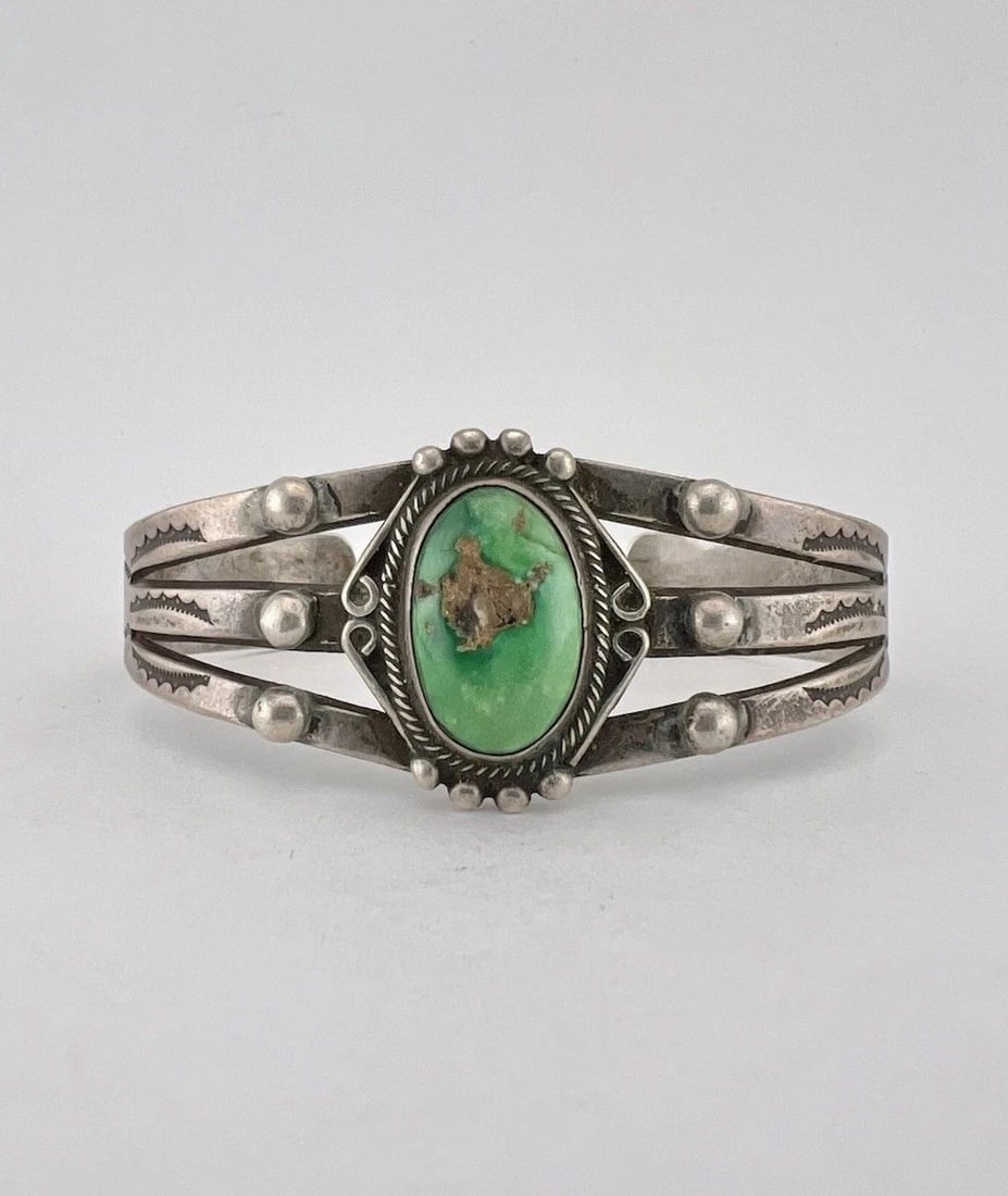 OLD FRED HARVEY NAVAJO STERLING SILVER GREEN GREASY TURQUOISE CUFF BRACELET 26G: OLD Fred Harvey Era Navajo Sterling Silver Green Greasy Turquoise Cuff Bracelet 26g Cuff is 5 1/4" tip to Tip and has a 1" Wide Adjustable Gap Cuff Is 1" Wide In the Center Weight is 26.1 Grams on my 