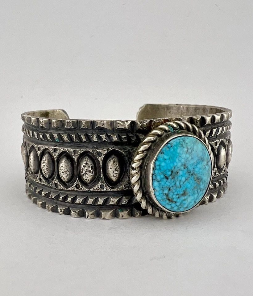 STEWART BILLIE NAVAJO TUFA CAST STERLING SILVER TURQUOISE CUFF BRACELET 60.5G: STEWART BILLIE NAVAJO TUFA CAST STERLING SILVER TURQUOISE CUFF BRACELET 60.5G Vintage Stewart Billie Navajo Tufa Cast Sterling Silver Spiderweb Turquoise Cuff Bracelet 60.5g Cuff is 5 7/8" tip to Tip 