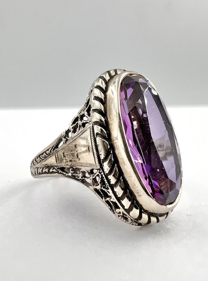 ANTIQUE ART DECO 10K WHITE GOLD 2.00CT EUROPEAN OVAL CUT AMETHYST FILIGREE RING: ANTIQUE ART DECO 10K WHITE GOLD 2.00CT EUROPEAN OVAL CUT AMETHYST FILIGREE RING Antique Art Deco 10K White Gold 2.00ct European Oval Cut Amethyst Filigree Ring Size: 5- Can Be Sized Without Damaging W