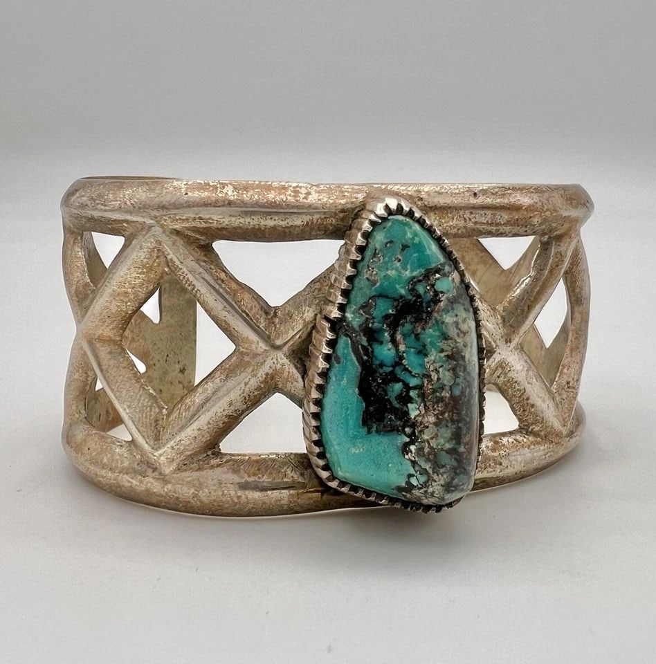 VTG NAVAJO SANDCAST STERLING SILVER SMOKEY BISBEE TURQUOISE CUFF BRACELET 77.5G: VTG NAVAJO SANDCAST STERLING SILVER SMOKEY BISBEE TURQUOISE CUFF BRACELET 77.5G Vtg Navajo Sandcast Sterling Silver Smokey Bisbee Turquoise Cuff Bracelet 77.5g Cuff is 5 1/2" tip to Tip and has a 1 1/