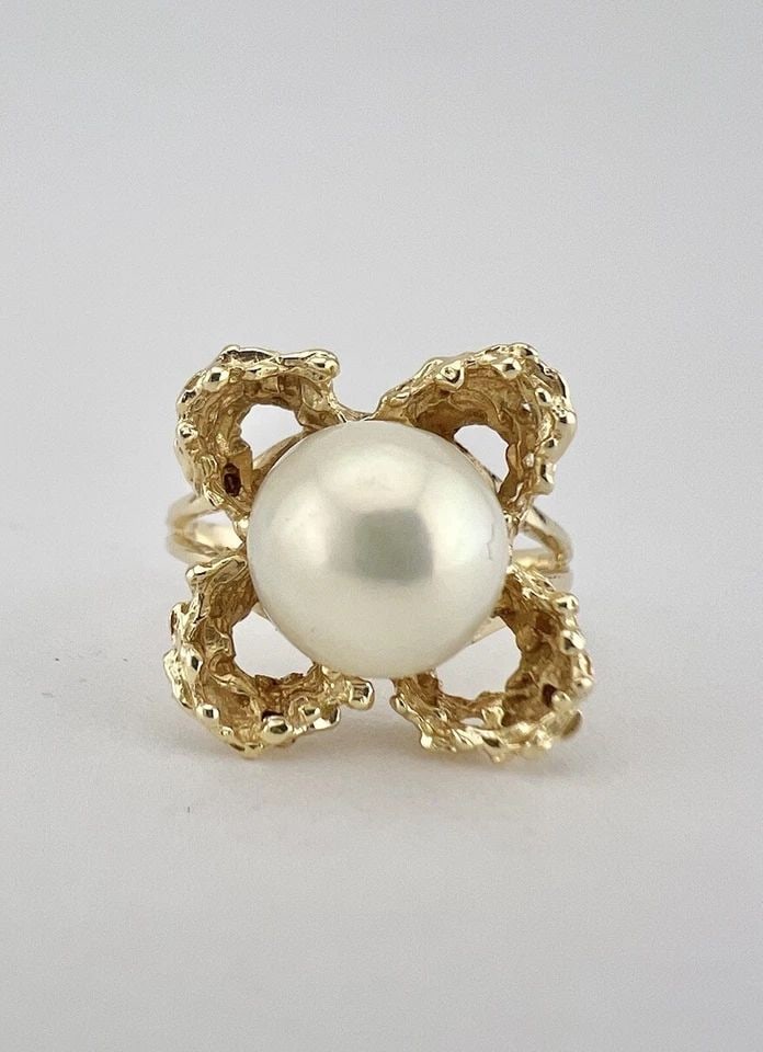 VINTAGE 14K YELLOW GOLD 8MM WHITE AKOYA PEARL & CLOVER FLOWER DESIGN RING: VINTAGE 14K YELLOW GOLD 8MM WHITE AKOYA PEARL & CLOVER FLOWER DESIGN RING Vintage 14K Yellow Gold 8mm White Akoya Pearl & Clover Flower Design Ring Ring Size: 6 - Can Be Resized Total Weight is 4.0 Gr